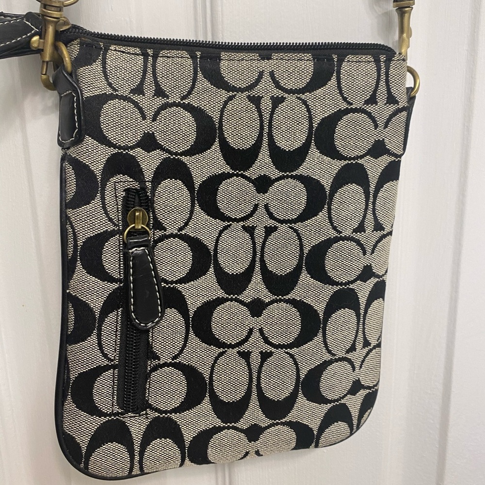 Coach cross body purse / black & gray